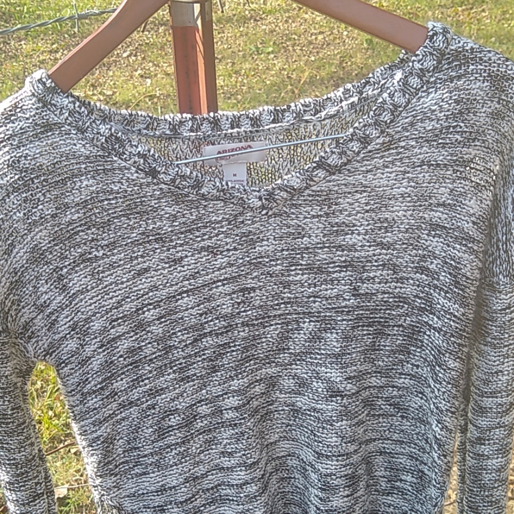 Arizona jeans Hi low size medium sweater - Picture 2 of 6